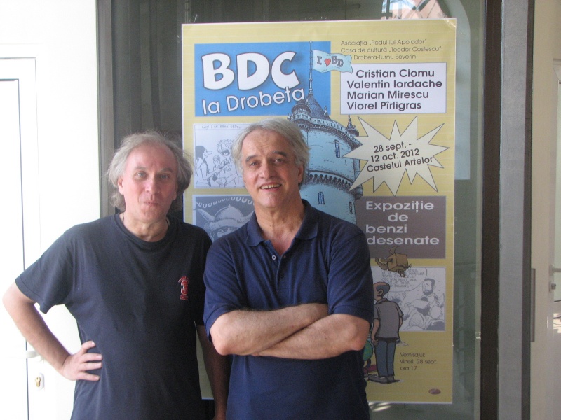 Viorel Pîrligras şi Cristian Ciomu - jumătate din BDC - în faţa afişului de la intrarea în Castelul Artelor Viorel Pîrligras şi Cristian Ciomu - jumătate din BDC - în faţa afişului de la intrarea în Castelul Artelor