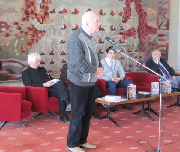 Marele actor Ilie Gheorghe, despre care Nicolae Marinescu afirma că este un orator desăvârşit, probând acest lucru într-un interviu de o oră în care nu s-a încurcat nici măcar o singură dată Marele actor Ilie Gheorghe, despre care Nicolae Marinescu afirma că este un orator desăvârşit, probând acest lucru într-un interviu de o oră în care nu s-a încurcat nici măcar o singură dată