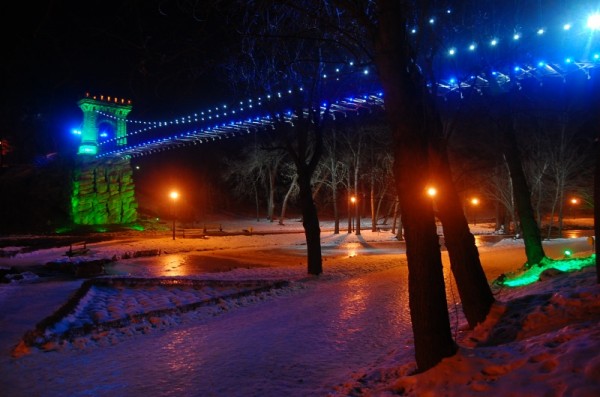 Petrişor Flavian Preda - Luminile nopţii” (Premiul special „Ştefan Ciuceanu” al Muzeului Olteniei). Superbă compoziţie cromatică a simbolului craiovean, pe care sperăm să-l revedem cât de curând în acelaşi ambient pe care-l ştim. Petrişor Flavian Preda - Luminile nopţii” (Premiul special „Ştefan Ciuceanu” al Muzeului Olteniei). Superbă compoziţie cromatică a simbolului craiovean, pe care sperăm să-l revedem cât de curând în acelaşi ambient pe care-l ştim.