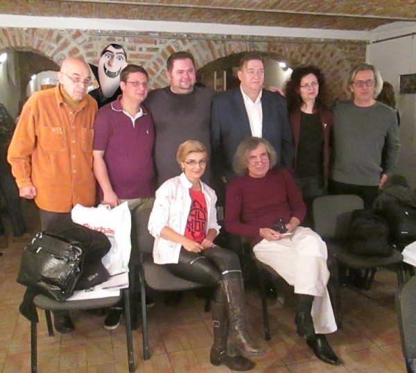 Caimacul specialiştilor avangardei (în opinia vampirului): Emil Nicolae, Gabriel Nedelea, Petrişor Militaru, Alexandru Ovidiu şi Isabel Vintilă, Cătălin Davidescu, Luiza Mitu şi Nicolae Tzone. Caimacul specialiştilor avangardei (în opinia vampirului): Emil Nicolae, Gabriel Nedelea, Petrişor Militaru, Alexandru Ovidiu şi Isabel Vintilă, Cătălin Davidescu, Luiza Mitu şi Nicolae Tzone.