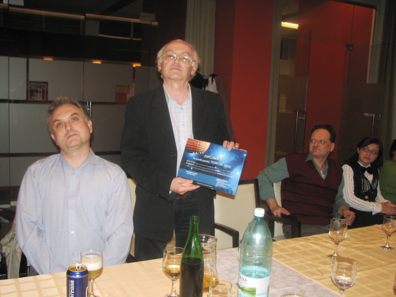 Între prieteni, după primirea premiului pentru cel mai bun roman SF: Lucian Vasile Szabo - stânga, 2/3 din familia Muscă - dreapta.