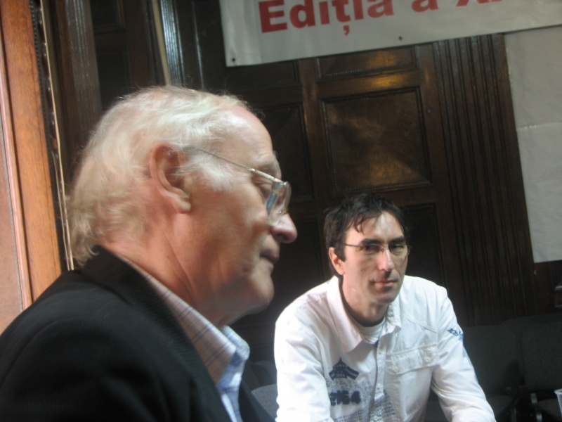 Mircea Opriţă, un clujean născut în Timişoara şi Adrian Bancu, un timişorean născut în Oltenia. Mircea Opriţă, un clujean născut în Timişoara, şi Adrian Bancu, un timişorean născut în Oltenia.