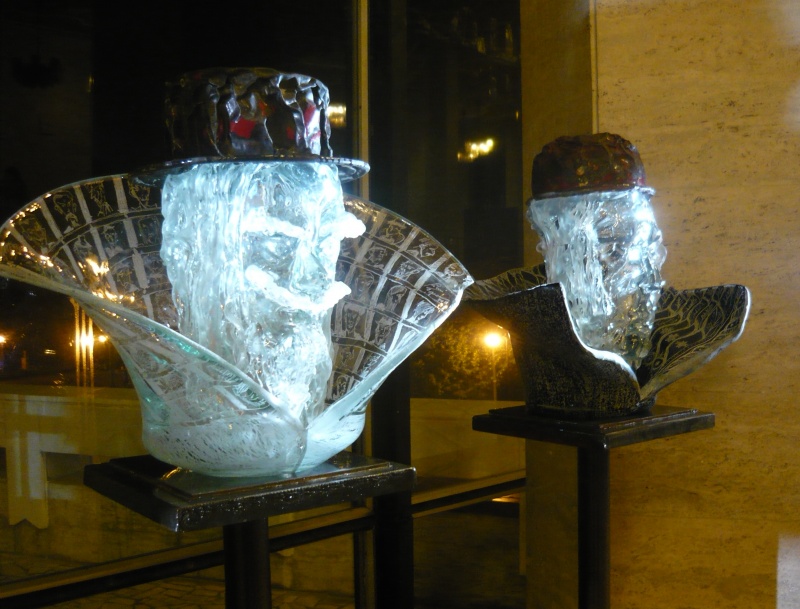 "Sculpturile" elisabetane de sticlă ale lui Mihai Ţopescu