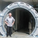 Colonelul Jack O'Neill la intrarea în Stargate (Faculty of Electrical Engineering and Computer Sciences)