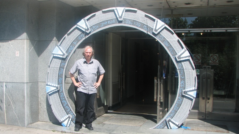 Colonelul Jack O'Neill la intrarea în Stargate (Faculty of Electrical Engineering and Computer Sciences)