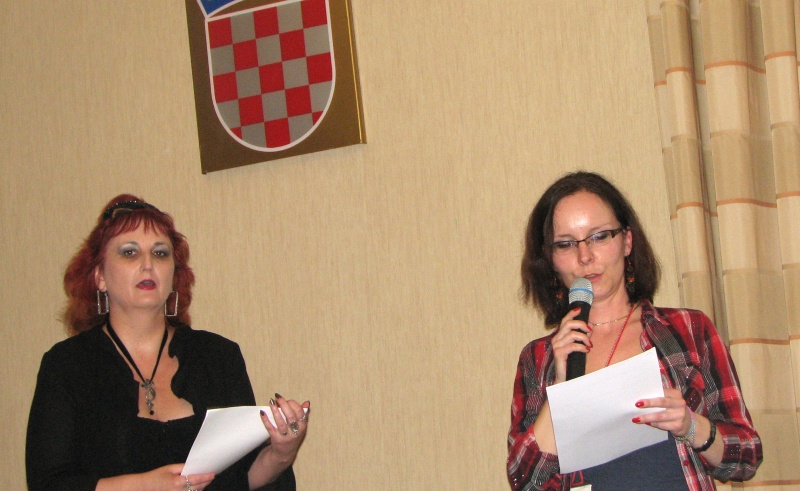 Candidaţii sloveni au beneficiat şi de o adevărată broşură de prezentare, dar mai ales de reprezentante drăguţe care au vrut să convingă auditoriul.