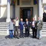 De la stânga la dreapta: George Drăghescu, Ion Popescu Brădiceni, Gh. Grigurcu, Ion Căpruciu, Mircea Bârsilă, Adam Puslojic la biserica de pe aliniamentul Căii Eroilor.